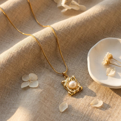 Vintage Pearl Pendant Necklace