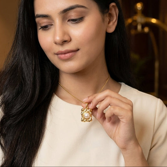 Vintage Pearl Pendant Necklace